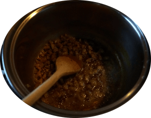 Soften the onion in a saucepan with curry powder